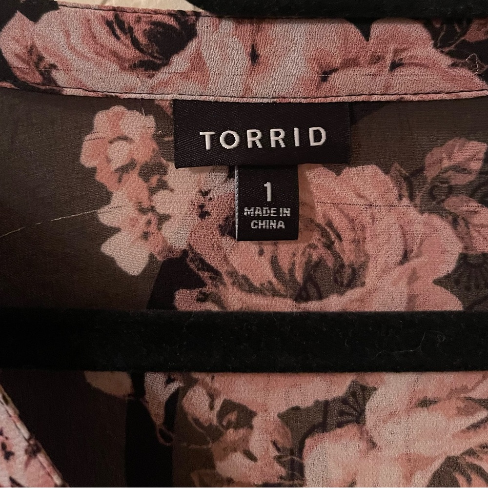 Torrid Plus Size Women’s Floral Black and Pink high/low long blouse size 1X - Picture 2 of 13